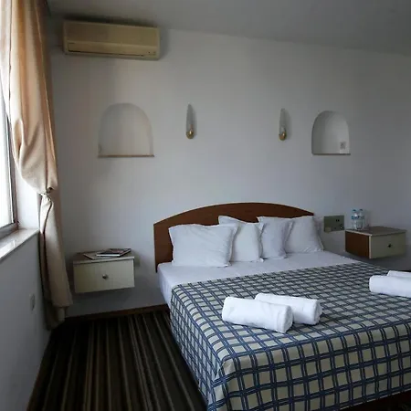 فندق Hotel Corona 3*